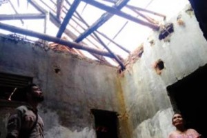 Rumah Tidak Layak Huni (Rutilahu) yang sedang dalam perbaikan.